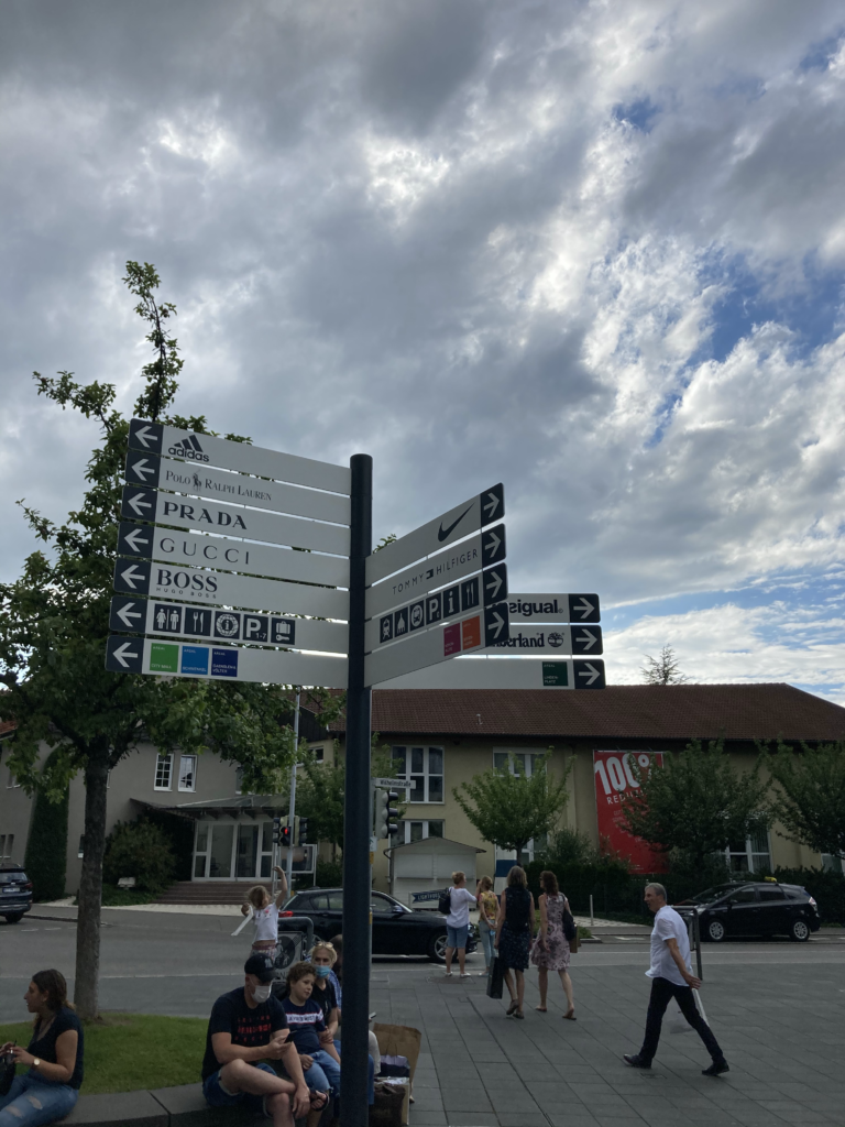 POLO RALPII LAUREN
PRADA
Boss
mn@QÄ
AREAL
cm MALL SCHWENKEL VOLTER
GAENSLEN&
øåøøø
Wilhelmstraße
AREAL
UNDEN-