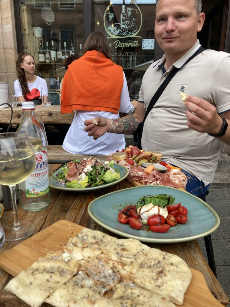 v Otpevü
ROSCIUTTEFIA
AFFE E VINO E BIR