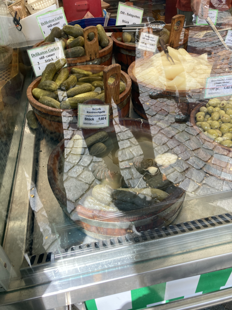 so auer
Stück
sog.
sauer eingelegt
Inn
0,50t .f
Griechische Jumb
Oliven / Natur
(ohne Kern)
Scharfe
Knoblauchgurke
(eiÅgeJegtin Knoblauch und Chili )
Stück 0,60€